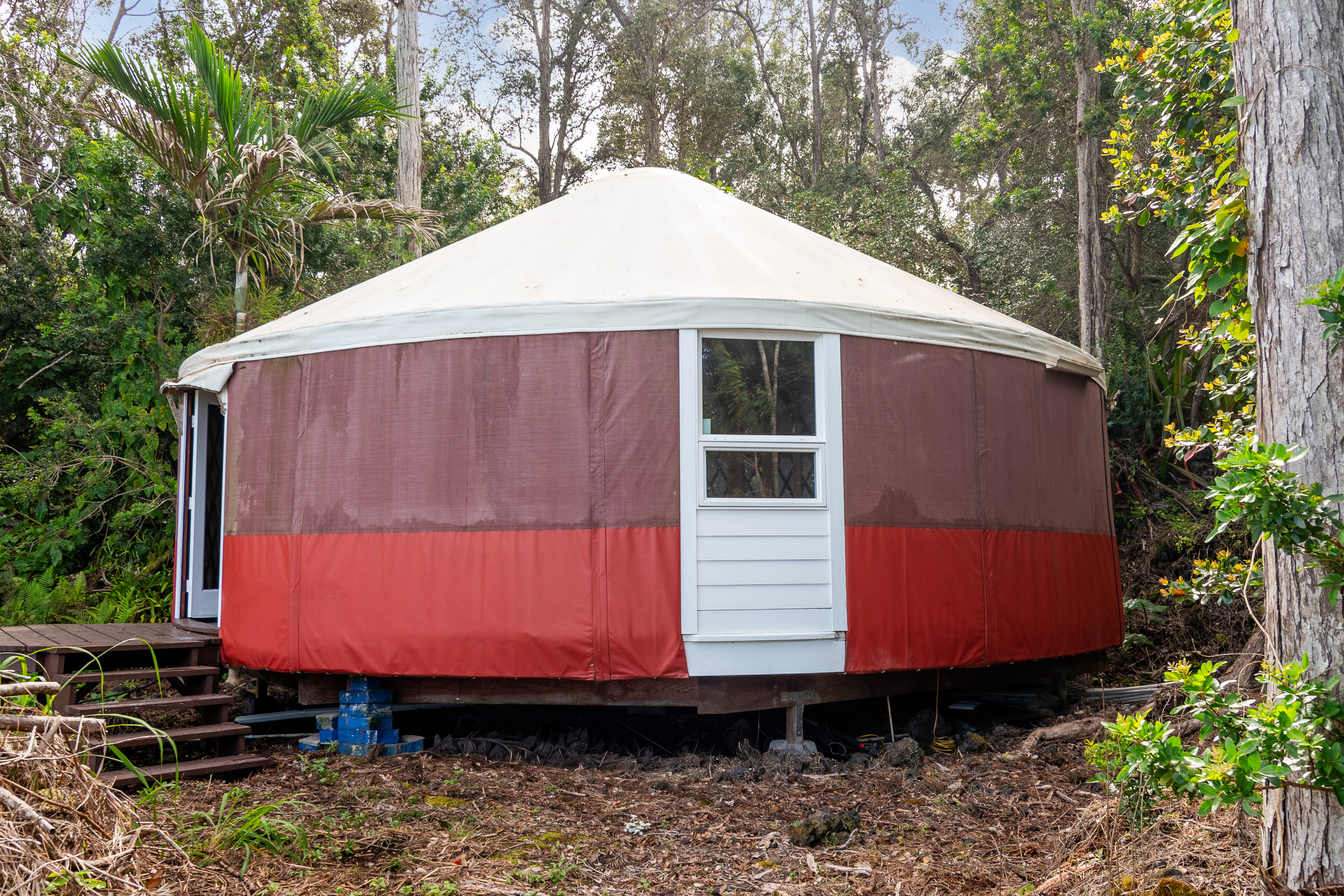 89-1426 Hawaii Belt Road Captain Cook, HI 96704 - Photo 25 of 30 a view of a small yard with an umbrella