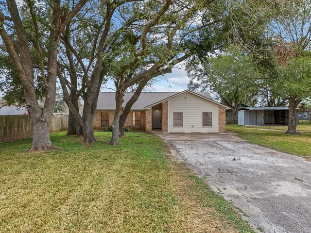 a view of a house with a yard