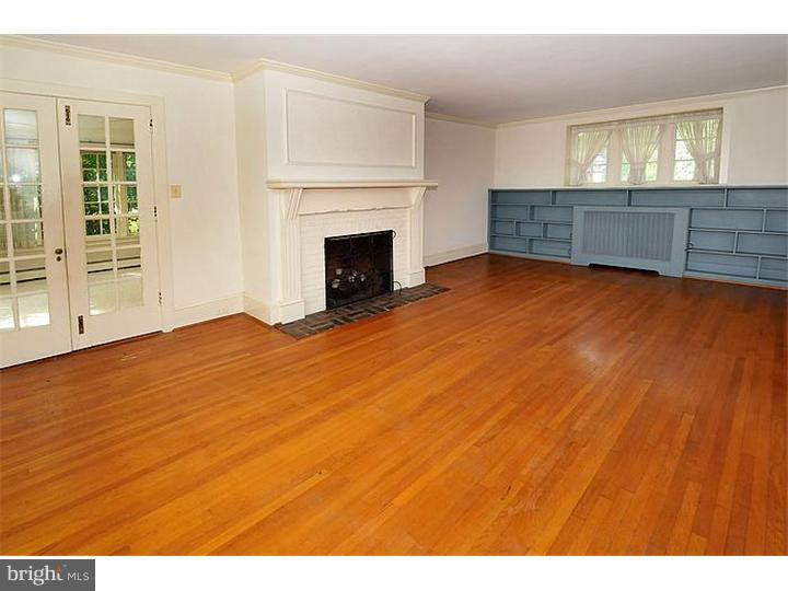 1056 Huntingdon Road Abington, PA 19001 - Photo 4 of 25 Living Room
