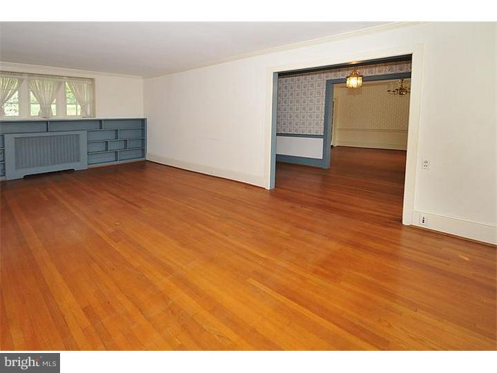 1056 Huntingdon Road Abington, PA 19001 - Photo 5 of 25 Living Room