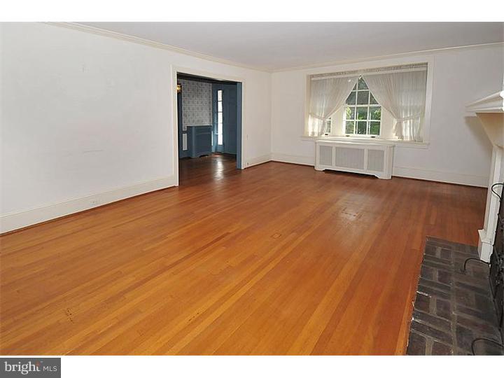 1056 Huntingdon Road Abington, PA 19001 - Photo 6 of 25 Living Room