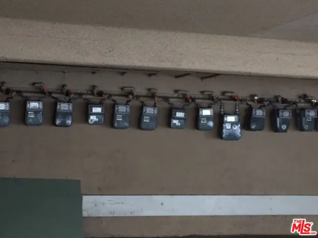 $1,700 | 443 South Wilton Place, Unit 25, Los Angeles, CA 90020