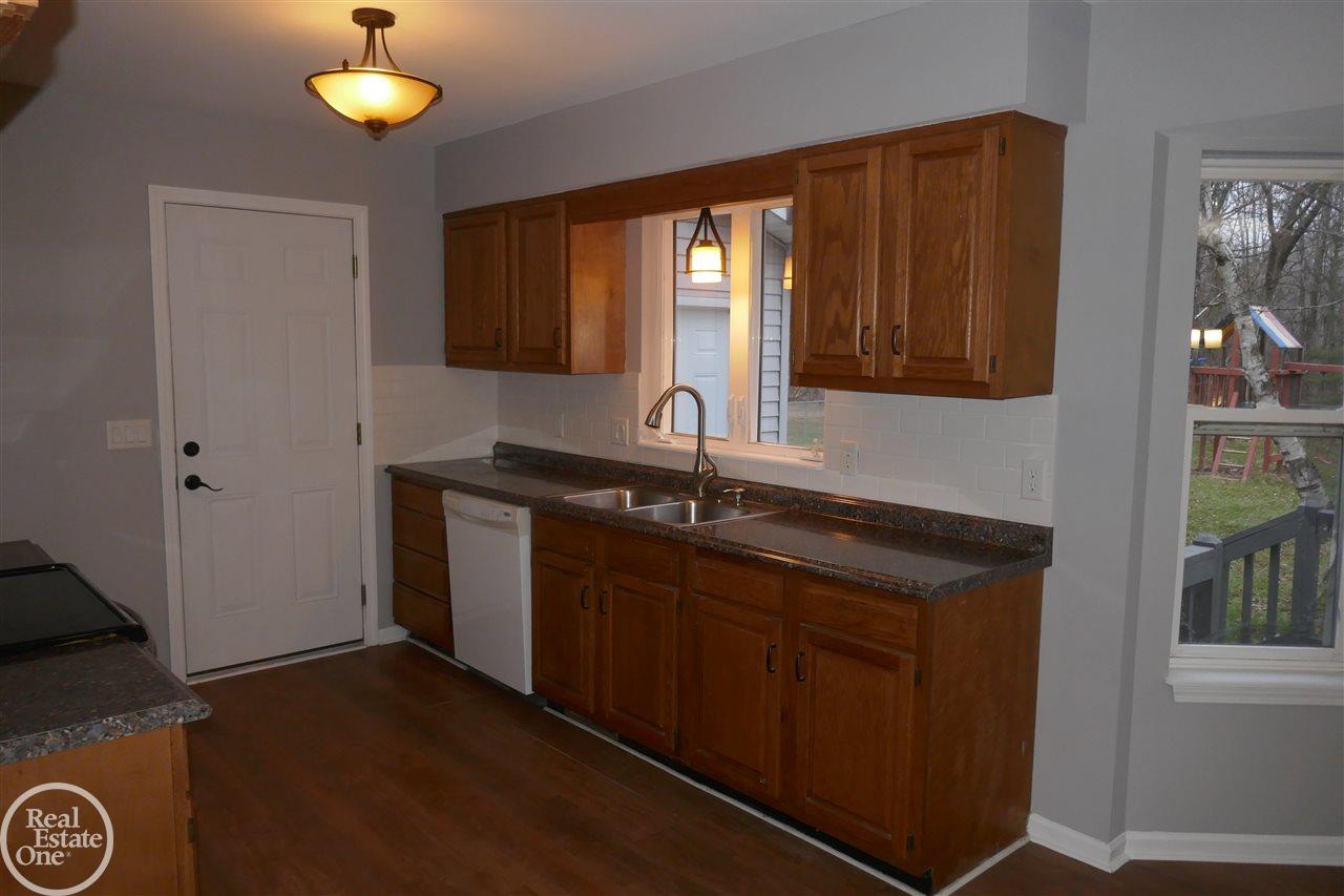 2932 Michigan Road Port Huron, MI 48060 - Photo 9 of 34 50001817-8.JPG