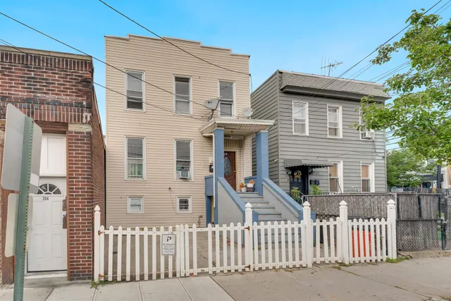$500,000 | 702 8th Street, Union City, NJ 07087