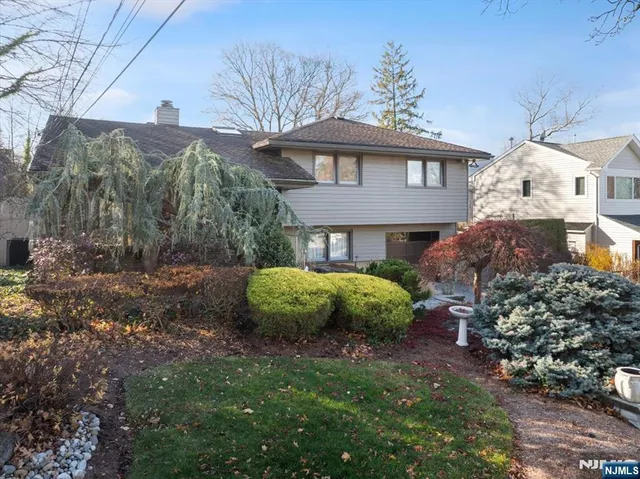 $959,000 | 72 Hemlock Drive, Paramus, NJ 07652