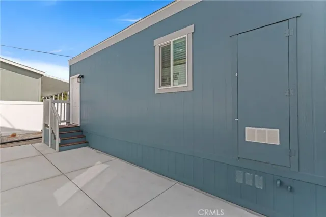 a view of a house with backyard