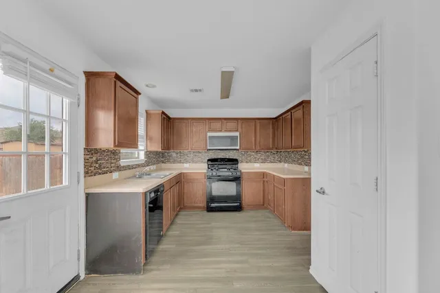 $250,000 | 12213 Prairie Glen Court, Del Valle, TX 78617