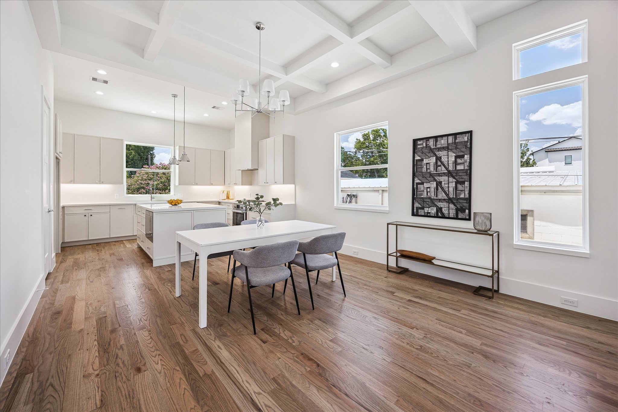 306 Fowler Street Houston, TX 77007 - Photo 6 of 29 Large dining area for hosting and more.