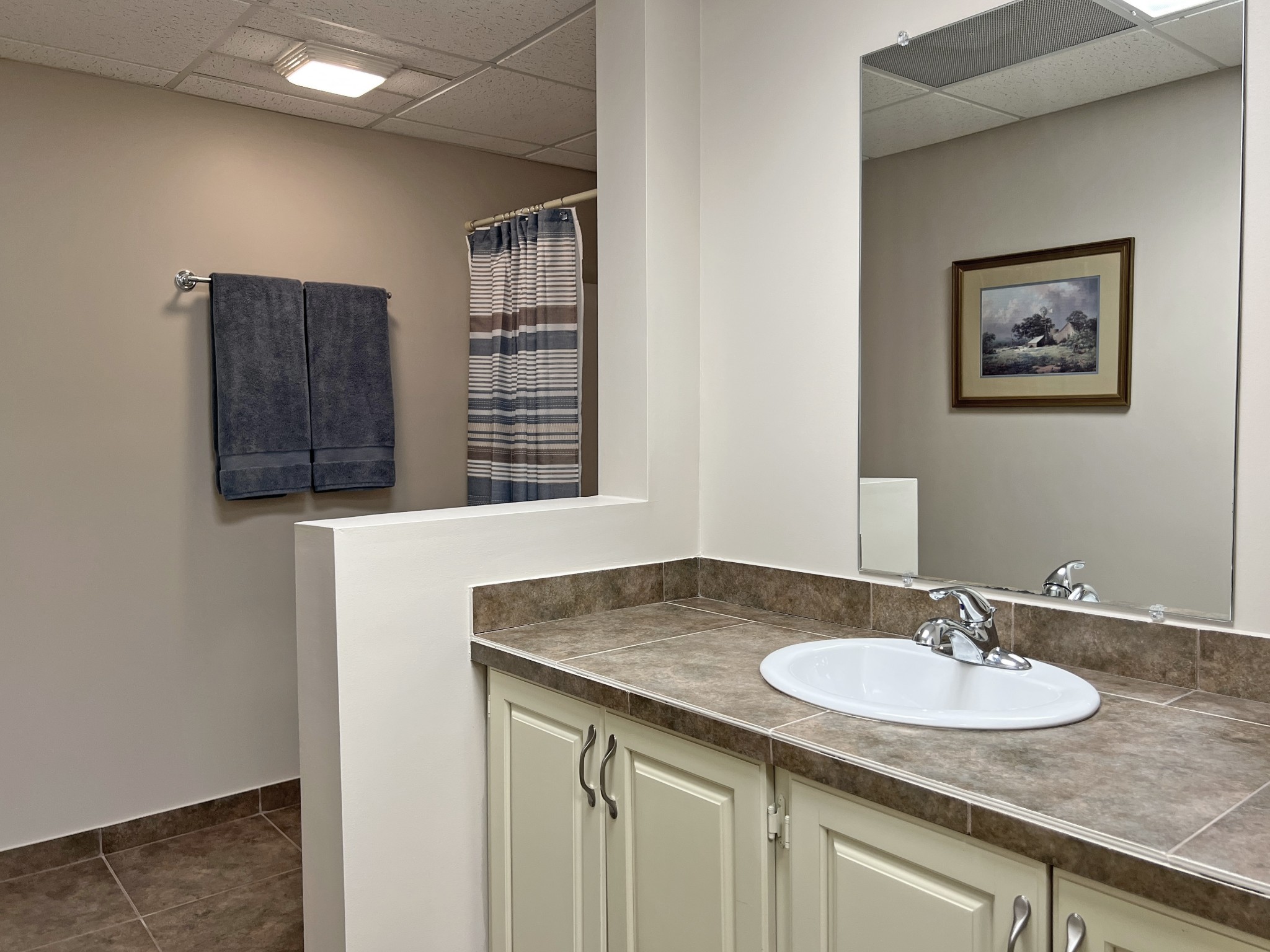 425 Alvaton- Greenhill Road Bowling Green, KY 42103 - Photo 34 of 68 a sink and a mirror