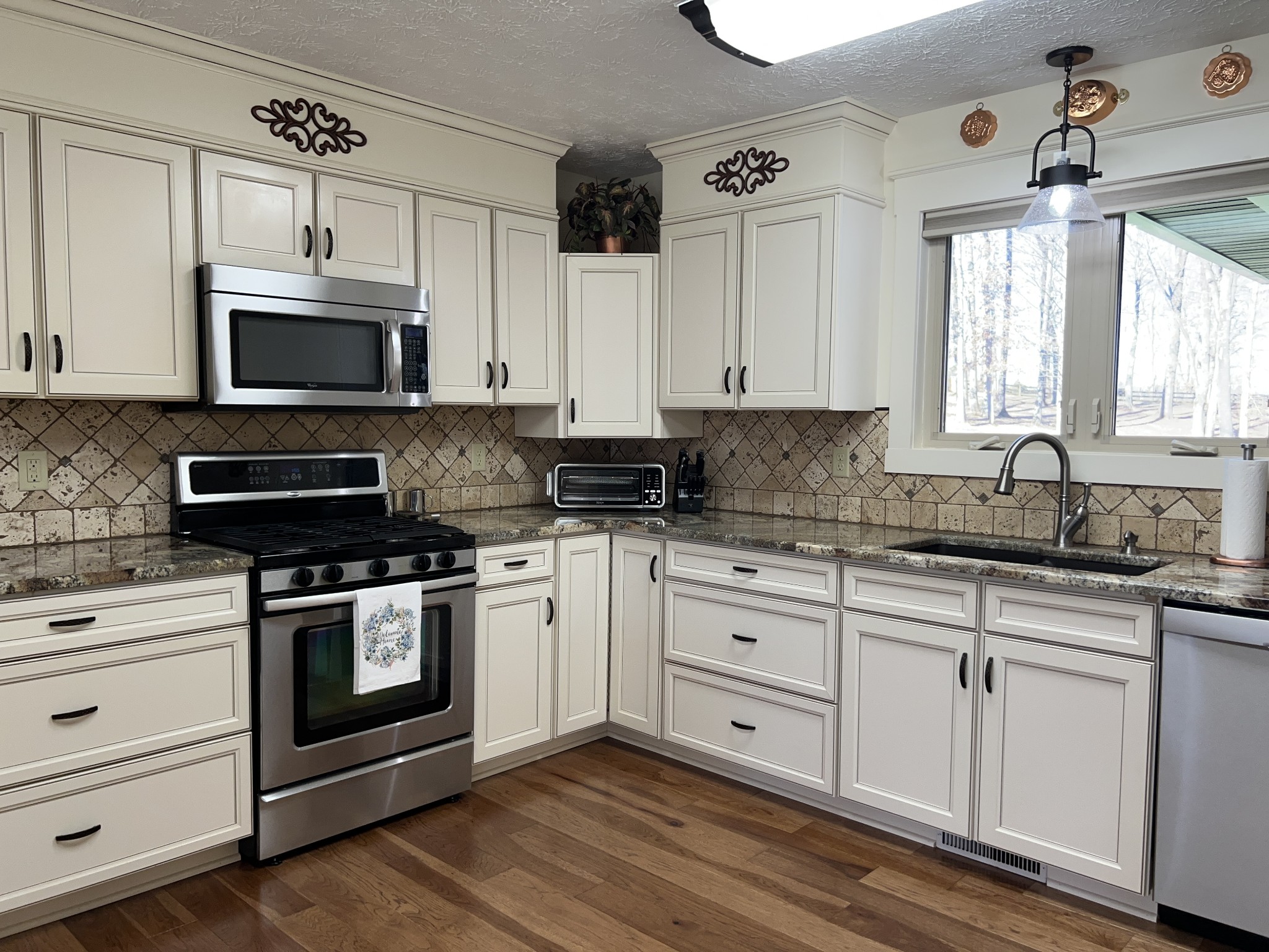 425 Alvaton- Greenhill Road Bowling Green, KY 42103 - Photo 10 of 68 a kitchen with stainless steel appliances granite countertop white cabinets stove a sink and dishwasher
