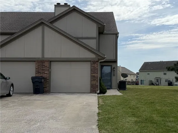 $190,000 | 527 Northeast 6th Street, Unit D, Blue Springs, MO 64014