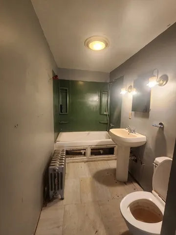 en empty room with windows and ceiling fan