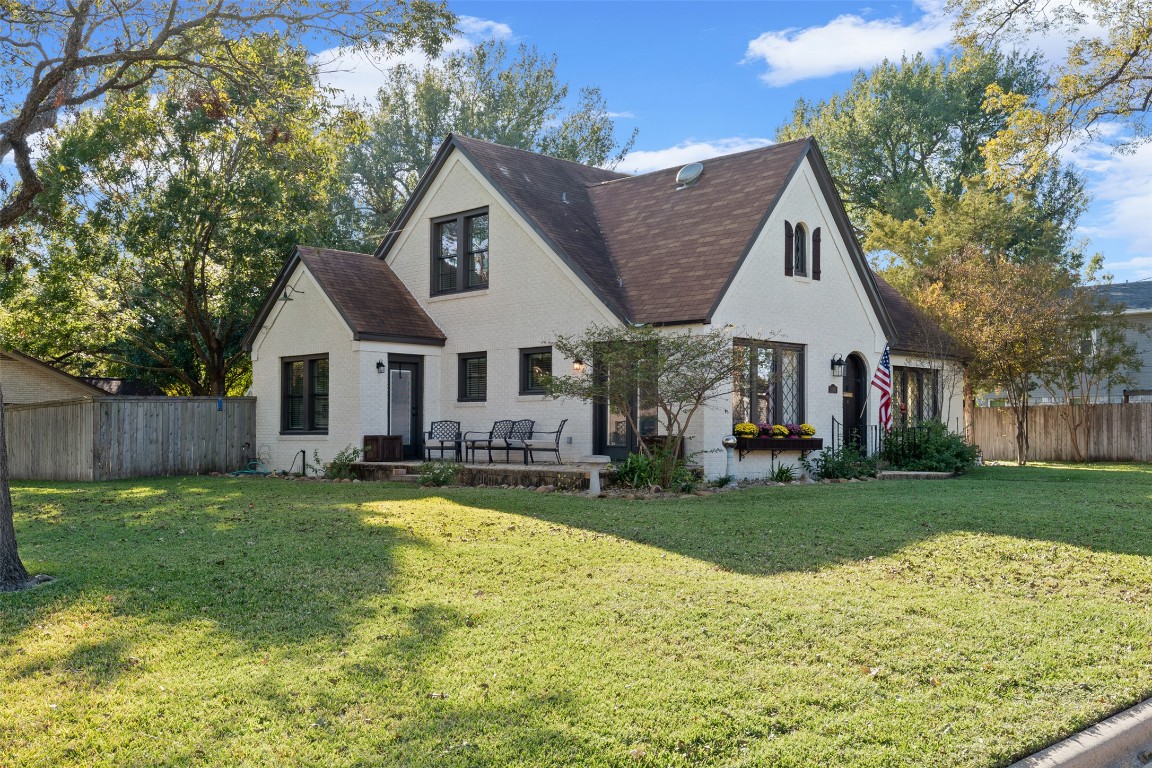 1005 East 14th Street Cameron, TX 76520 - Photo 3 of 40 a front view of a house with swimming pool having outdoor seating