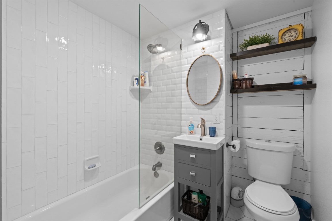 1005 East 14th Street Cameron, TX 76520 - Photo 33 of 40 a bathroom with a toilet sink vanity tub and mirror