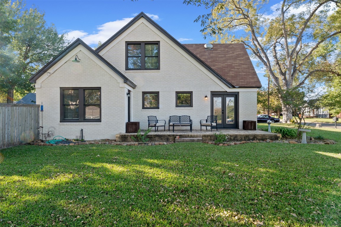 1005 East 14th Street Cameron, TX 76520 - Photo 4 of 40 a backyard of a house with table and chairs