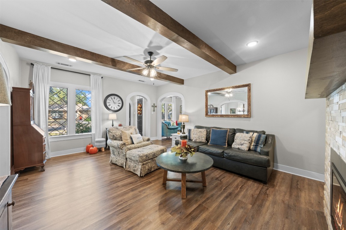 1005 East 14th Street Cameron, TX 76520 - Photo 10 of 40 a living room with furniture and a large window