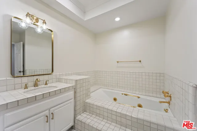 $6,295 | 4338 Redwood Avenue, Unit B315, Marina del Rey, CA 90292