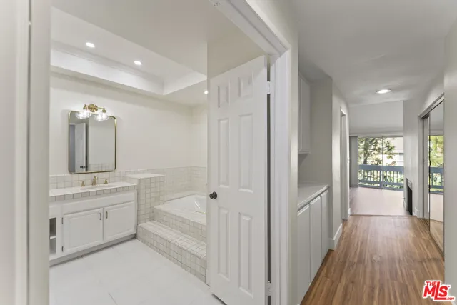 $6,295 | 4338 Redwood Avenue, Unit B315, Marina del Rey, CA 90292