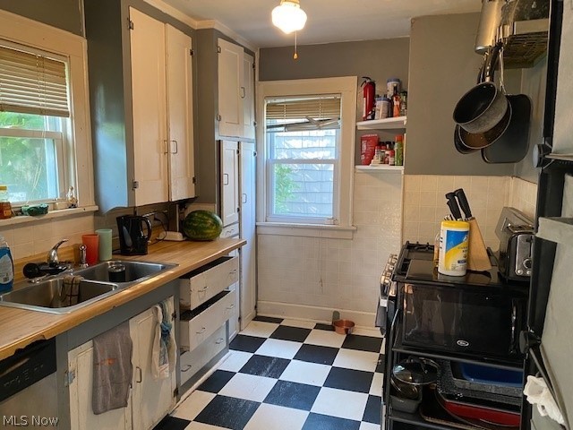 2248 Cranston Road Cleveland, OH 44118 - Photo 3 of 14 Kitchen