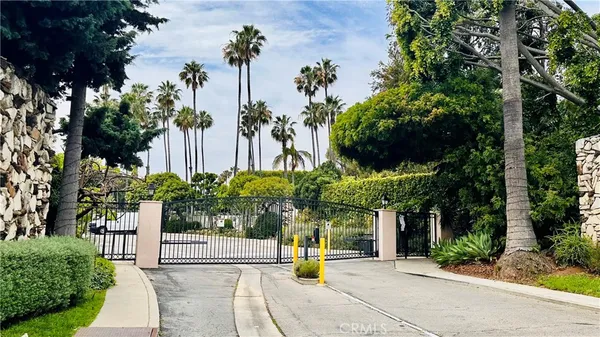 $399,700 | 239 South Barrington Avenue, Unit F8, Los Angeles, CA 90049