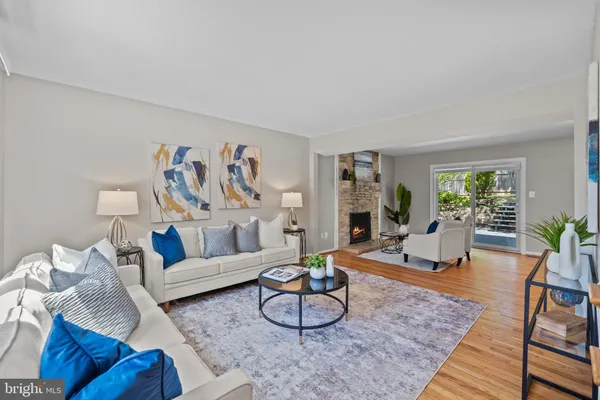$1,024,900 | 9556 Pine Bough Place, Vienna, VA 22181