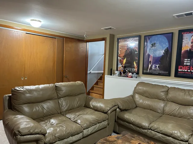 $450,000 | 410 Garwood Drive, Mount Prospect, IL 60056