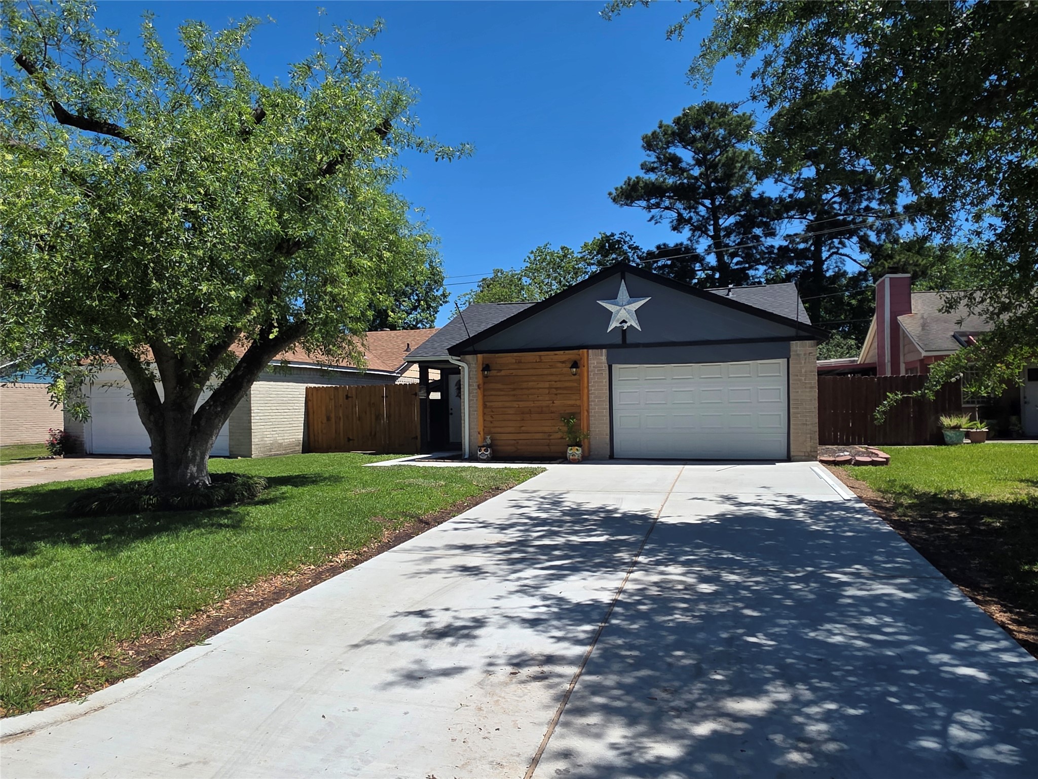 8646 Flower Path Street Houston, TX 77044 - Photo 2 of 25