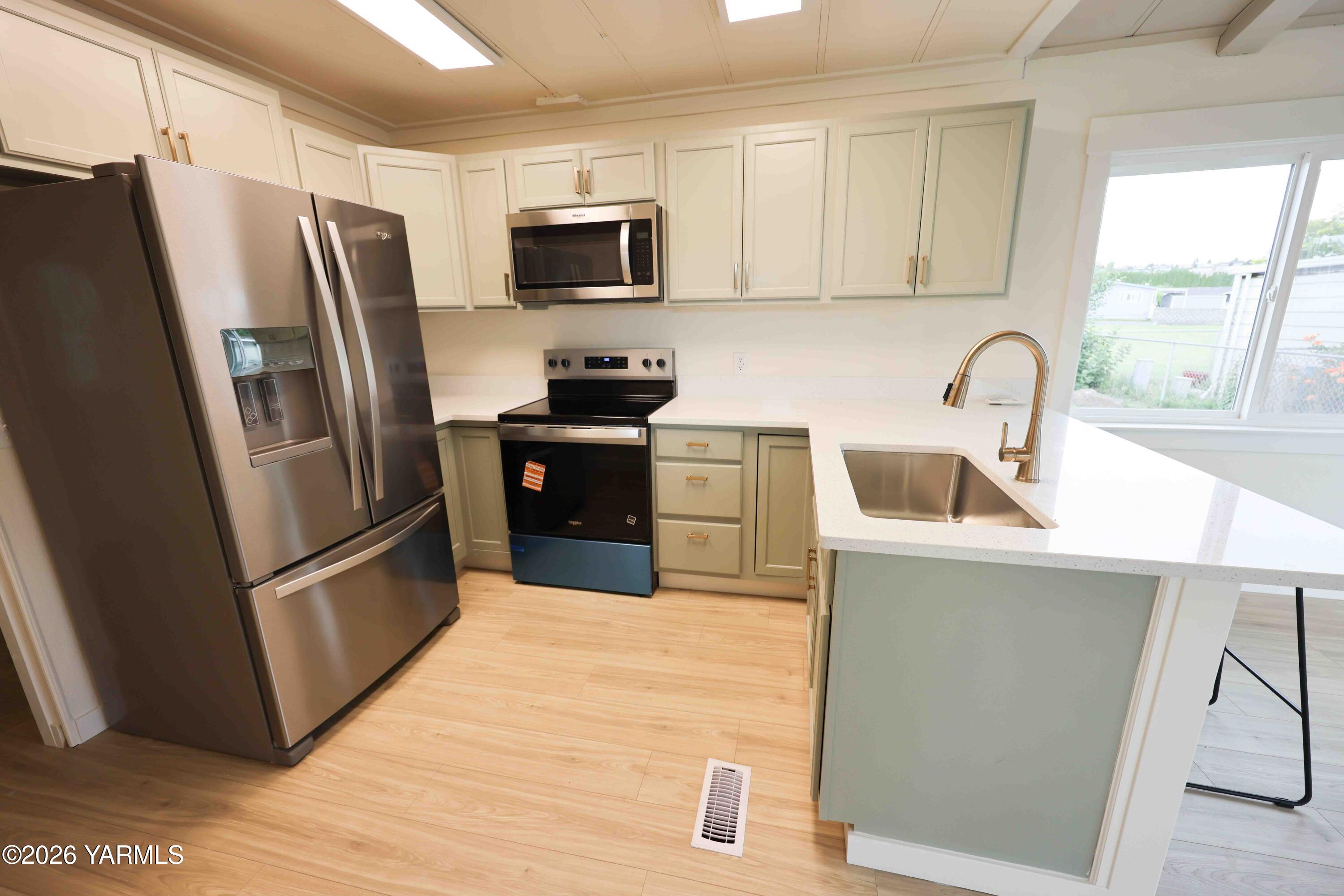 3701 Gun Club Road, Unit 16 Yakima, WA 98901 - Photo 7 of 17 Kitchen