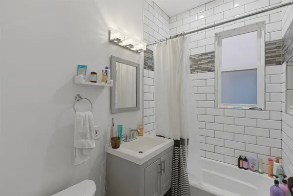 $3,000 | 3507 North Seminary Avenue, Unit 2F, Chicago, IL 60657