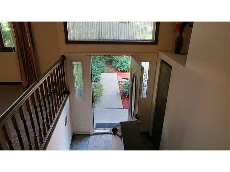 322 Byron Road Pittsburgh, PA 15237 - Photo 3 of 25 Entry/Foyer.
