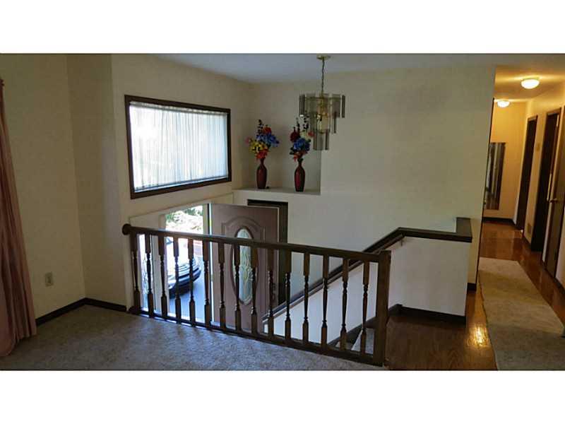 322 Byron Road Pittsburgh, PA 15237 - Photo 4 of 25 Entry/Foyer.