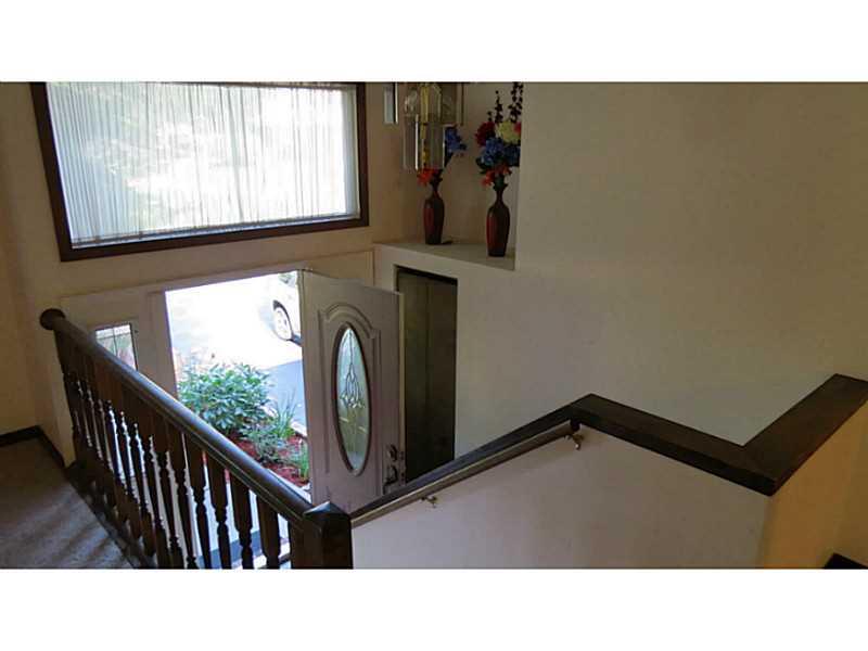 322 Byron Road Pittsburgh, PA 15237 - Photo 5 of 25 Entry/Foyer.