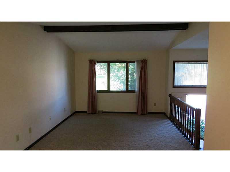 322 Byron Road Pittsburgh, PA 15237 - Photo 6 of 25 Living Room.