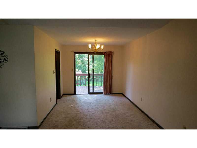 322 Byron Road Pittsburgh, PA 15237 - Photo 7 of 25 Living Room.