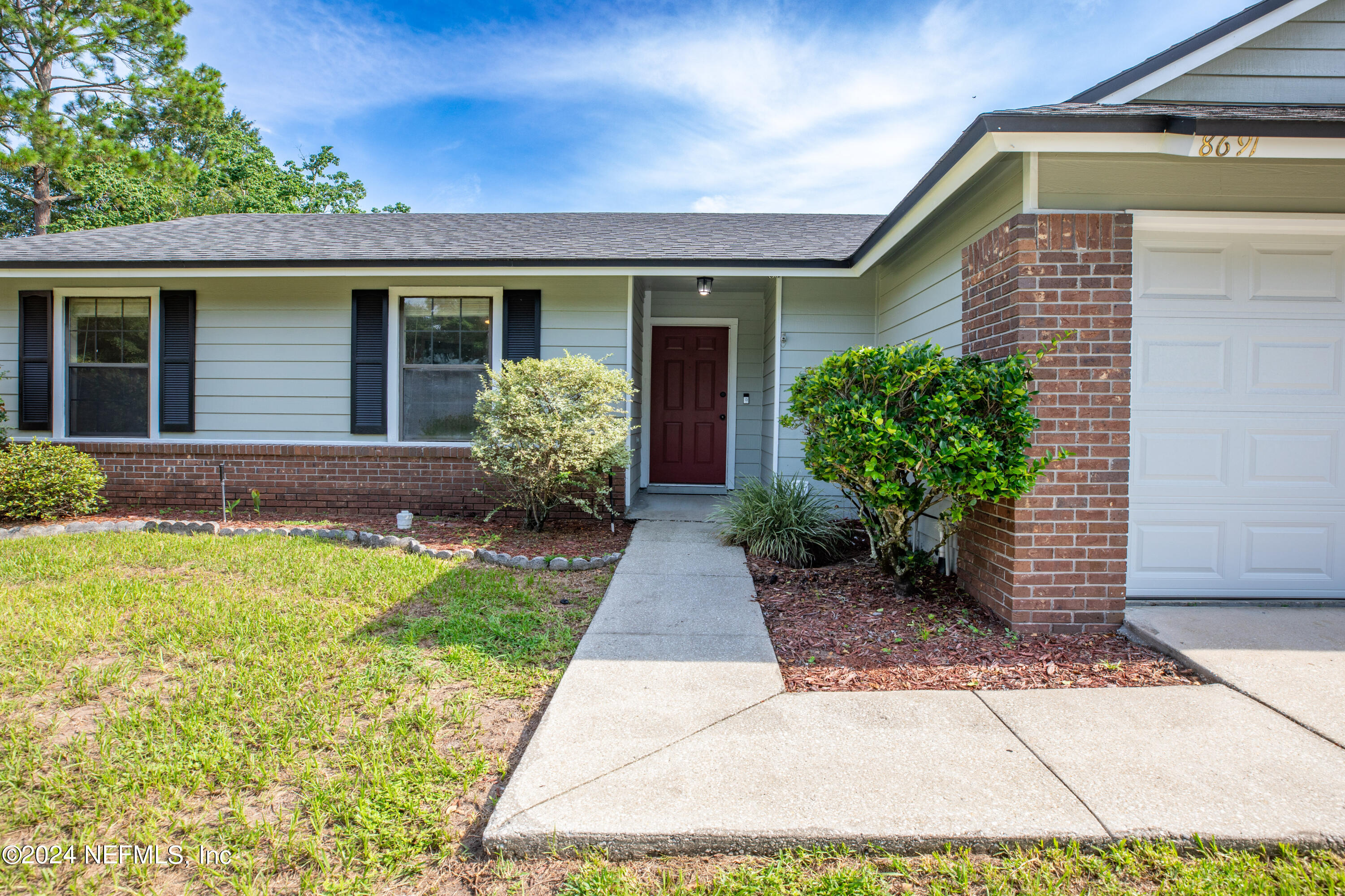 8691 Hammond Forest Drive Jacksonville, FL 32221 - Photo 4 of 28 a front view of a house with garden