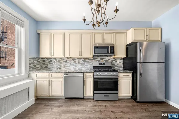 $2,350 | 678 Anderson Avenue, Unit APARTMENT 1, Cliffside Park, NJ 07010