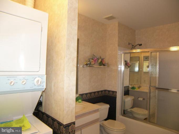 673 Constellation Square Southeast, Unit J Leesburg, VA 20175 - Photo 12 of 25 a bathroom with a sink and toilet