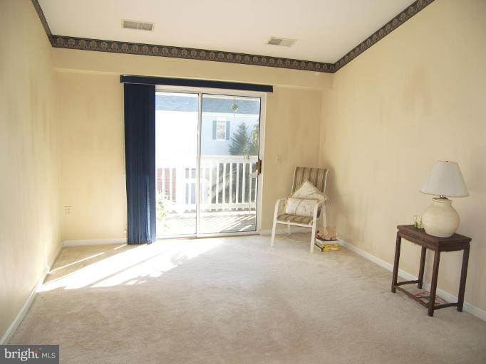 673 Constellation Square Southeast, Unit J Leesburg, VA 20175 - Photo 14 of 25 a living room with a couch and a table