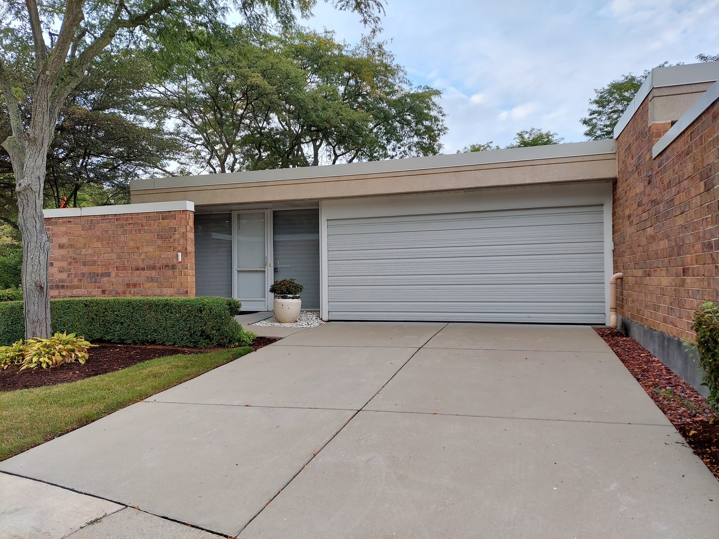 1 Wellington Road Northbrook, IL 60062 - Photo 1 of 27 a front view of a house with a garden