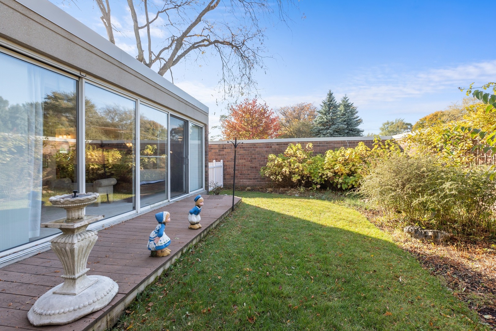 1 Wellington Road Northbrook, IL 60062 - Photo 3 of 27 a front view of a house with garden