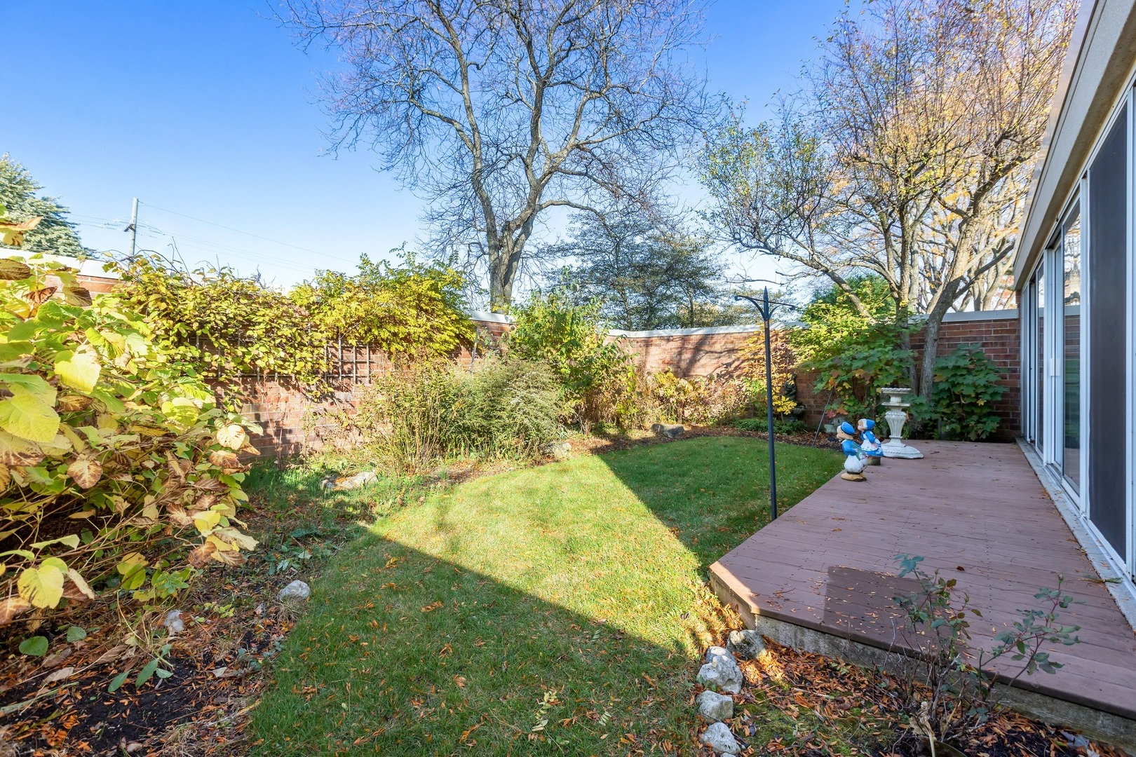 1 Wellington Road Northbrook, IL 60062 - Photo 4 of 27 a view of a yard with plants and trees