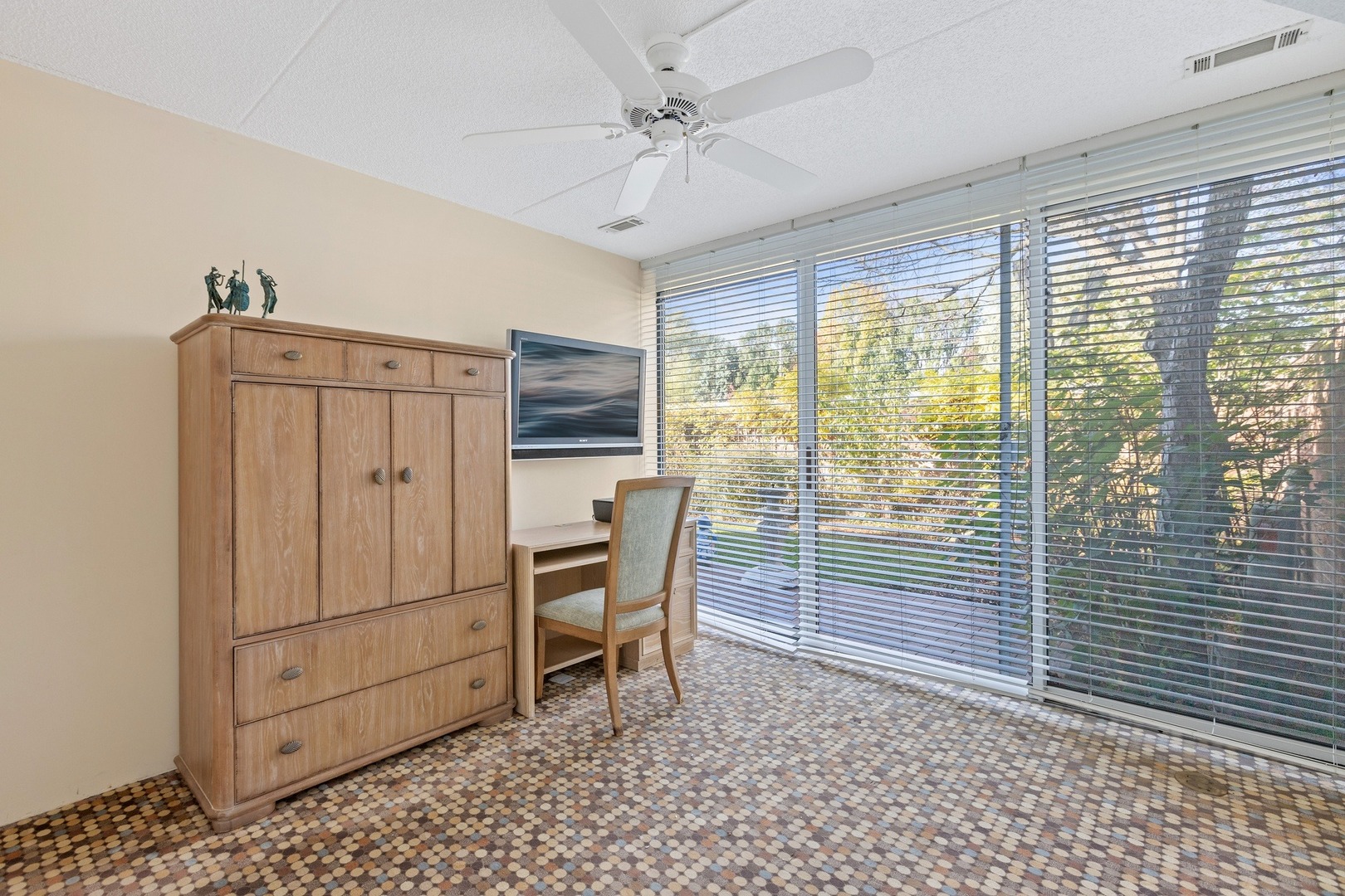 1 Wellington Road Northbrook, IL 60062 - Photo 10 of 27 a room with furniture