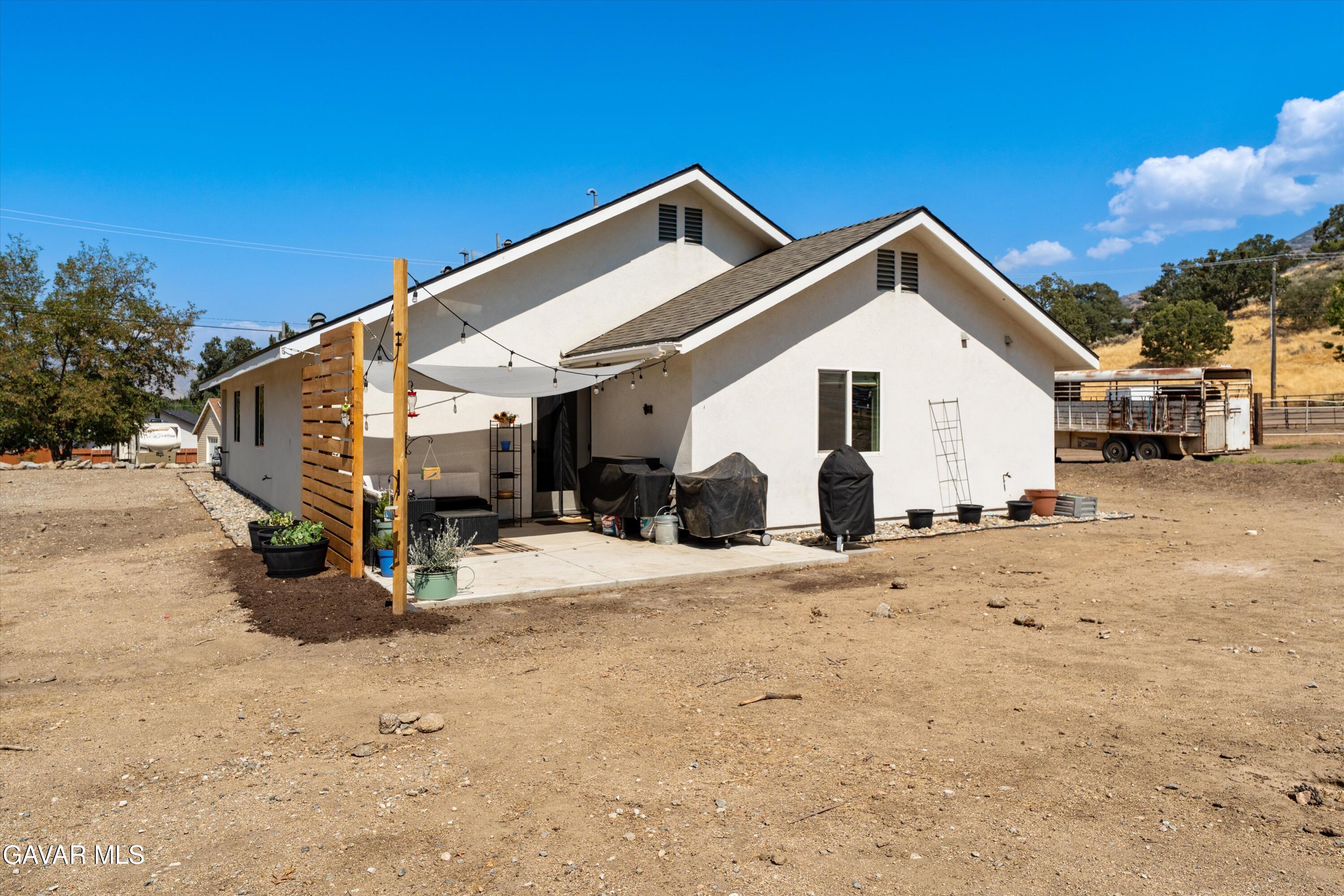 28060 Preakness Drive Tehachapi, CA 93561 - Photo 19 of 26 a view of a white house with a outdoor space