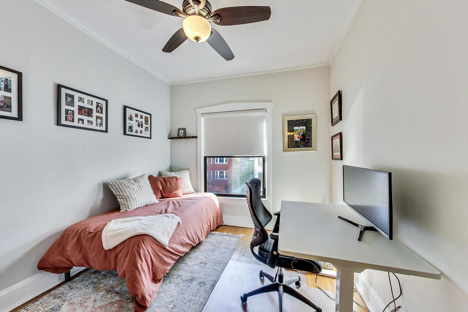 742 West Bittersweet Place, Unit 2W Chicago, IL 60613 - Photo 13 of 21 a bedroom with a workspace