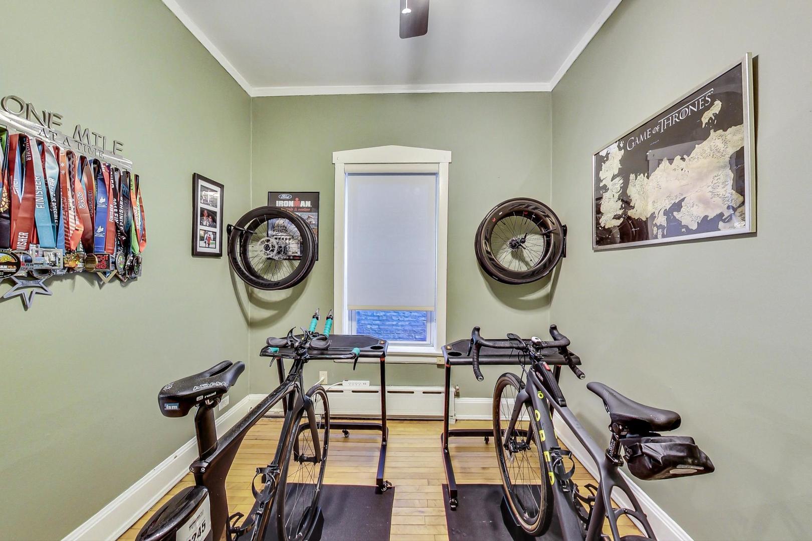 742 West Bittersweet Place, Unit 2W Chicago, IL 60613 - Photo 16 of 21 a view of a room with gym equipment