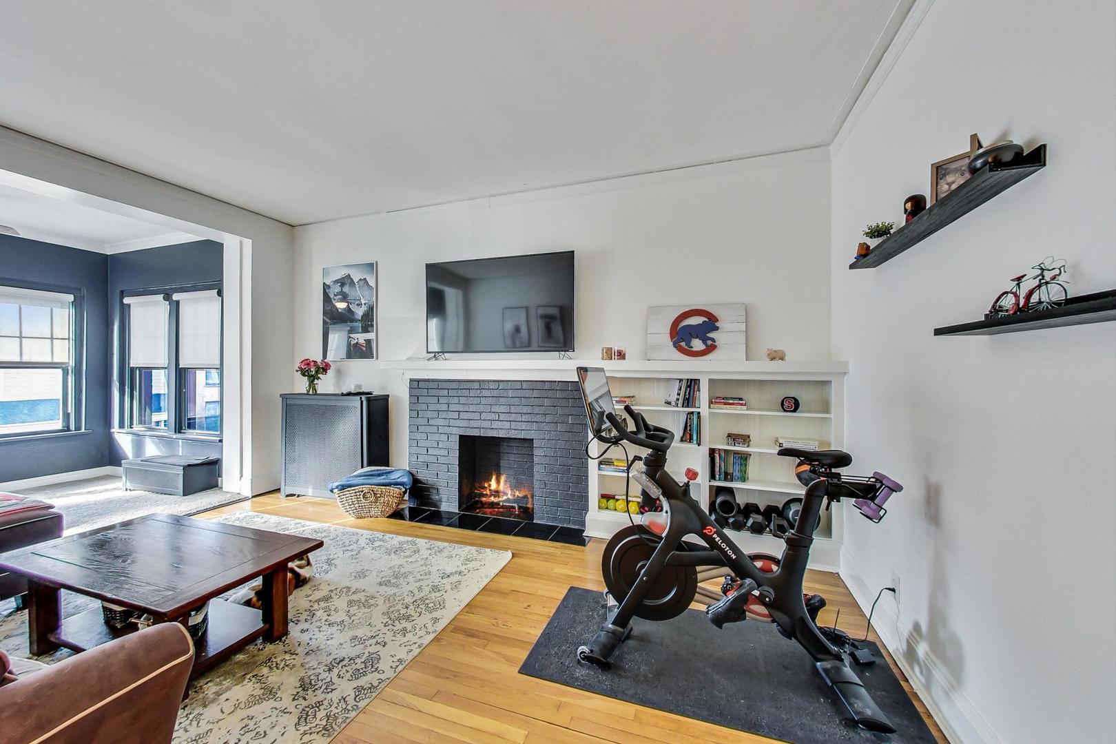742 West Bittersweet Place, Unit 2W Chicago, IL 60613 - Photo 3 of 21 a living room with furniture and a fireplace