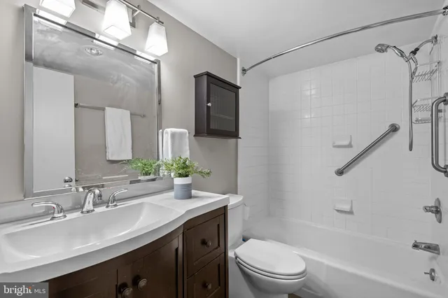 $219,900 | 3001 Veazey Terrace Northwest, Unit 201, Washington, DC 20008