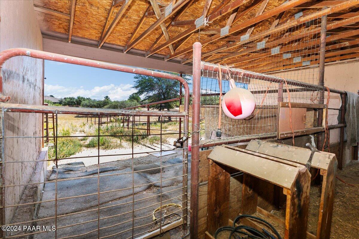 4540 West Old Stage Road Prescott, AZ 86305 - Photo 31 of 42 31-Horse Stall