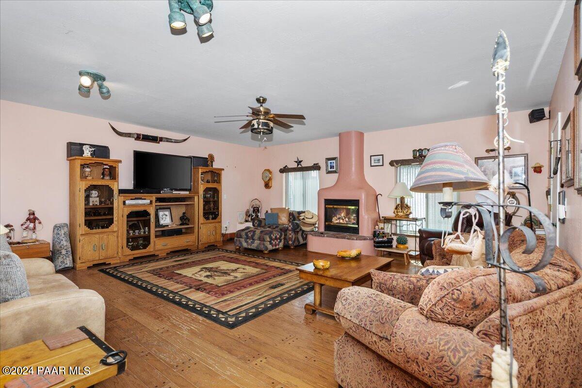 4540 West Old Stage Road Prescott, AZ 86305 - Photo 10 of 42 10-Family Room