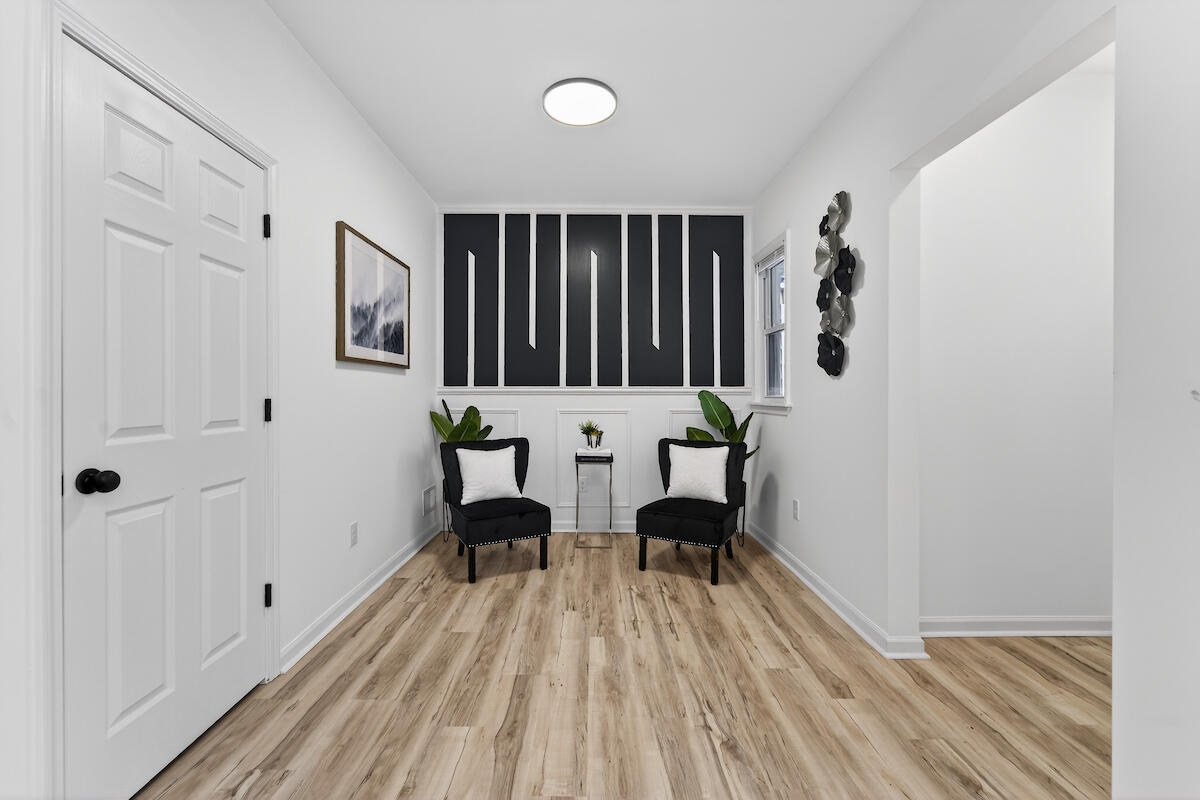 445 North 39th Street Milwaukee, WI 53208 - Photo 2 of 34 Spacious Foyer